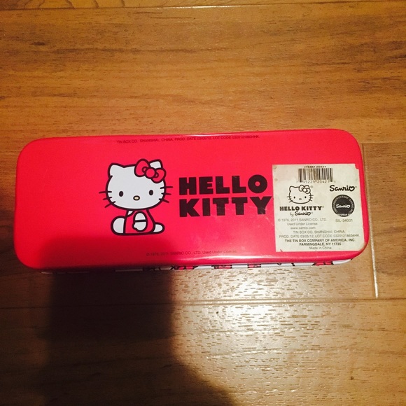 COPY - 🔐Hello Kitty tin box🔐 - Picture 3 of 5